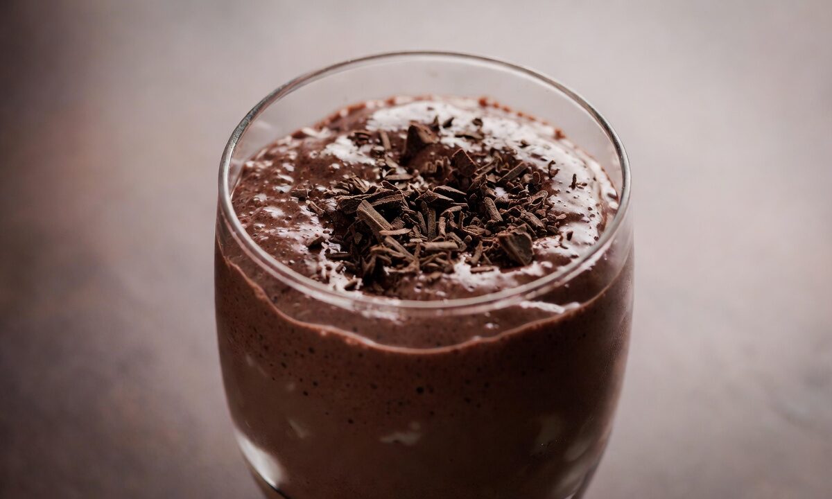 سموذي شوكولاتة داكنة 85% كيتو كريمي مزين بشرائح شوكولاتة، مثالي للحمية الكيتونية.