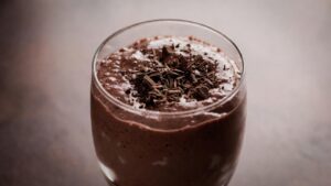 سموذي شوكولاتة داكنة 85% كيتو كريمي مزين بشرائح شوكولاتة، مثالي للحمية الكيتونية.