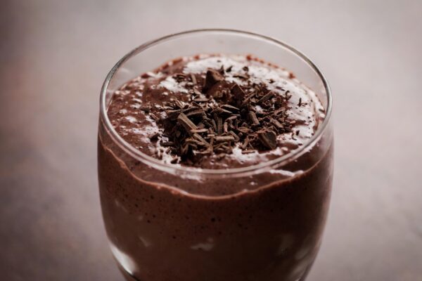 سموذي شوكولاتة داكنة 85% كيتو كريمي مزين بشرائح شوكولاتة، مثالي للحمية الكيتونية.