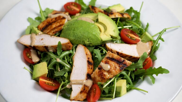 سلطة دجاج شرق أوسطية كيتو مع دجاج مشوي، أفوكادو طازج، جرجير، طماطم، وصلصة طحينية مدخنة، مثالية للوجبات المنخفضة الكارب.