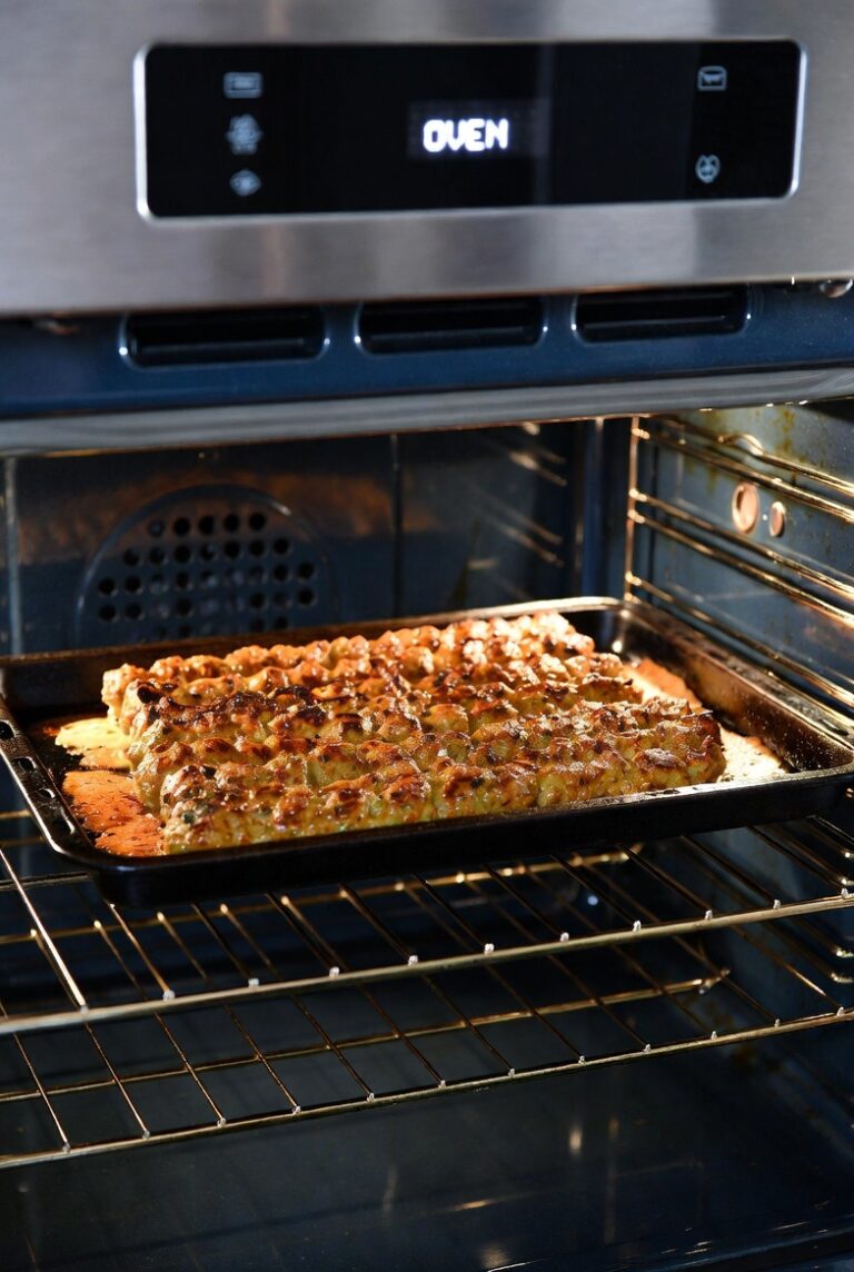 كفتة كيتو بالفرن مع لحم مفروم وبهارات عربية تقليدية، محمّرة وجوسي، وصفة كيتو منخفضة الكارب 2غ نت كارب فقط.