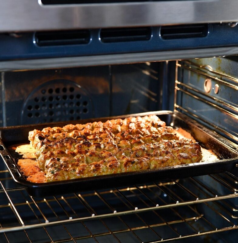 كفتة كيتو بالفرن مع لحم مفروم وبهارات عربية تقليدية، محمّرة وجوسي، وصفة كيتو منخفضة الكارب 2غ نت كارب فقط.